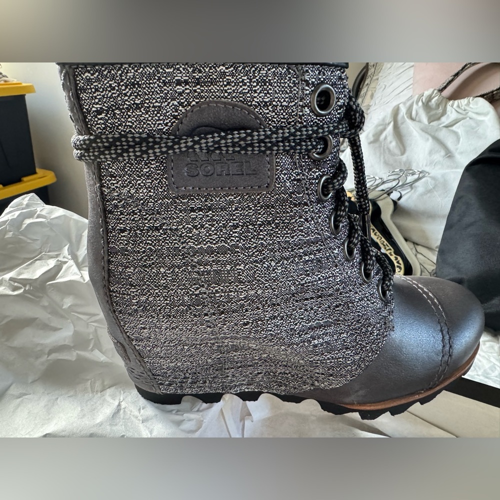 Sorel Women's Black and Gray Boots